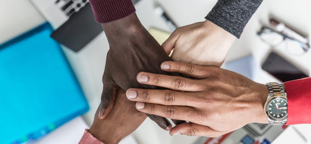 four-hands-meeting